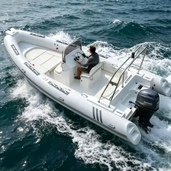 Thuyền bơm hơi cứng RIB 680 model bằng sợi thủy tinh