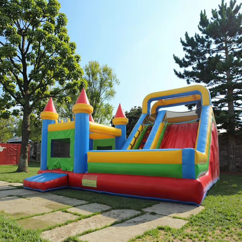 Piccolo castello gonfiabile in PVC con scivolo per parco acquatico all'aperto, castelli da salto con soffiatore, spedizione via mare