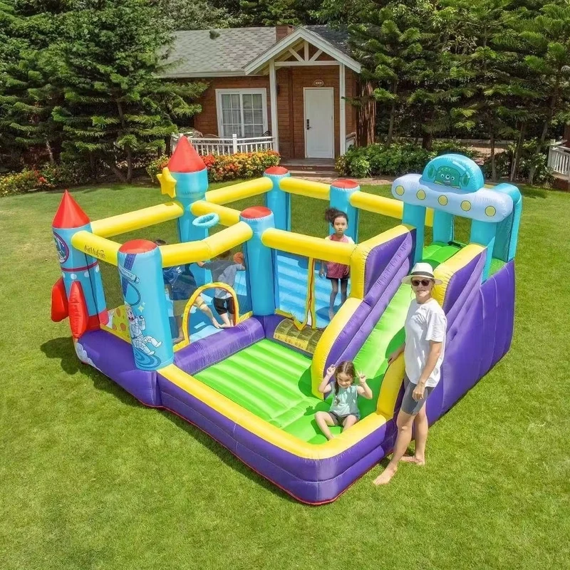 Castello gonfiabile multifunzionale a tema razzo spaziale con trampolino e scivolo per bambini