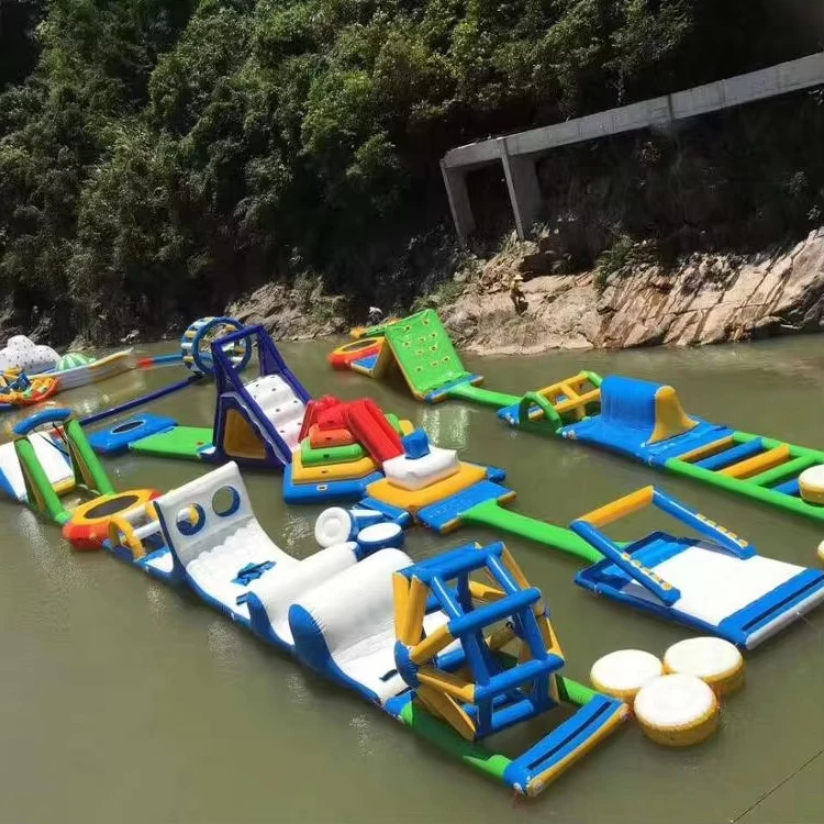 スプラッシュインフレータブルウォーターパークおもちゃ インフレータブルフロートチャレンジ障害物コース インフレータブルウォーター機器