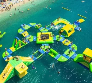 Corso di Ostacoli Acquatici Inflabili Sportivi Modulari per Parchi Acquatici e Attrazioni Litoranee