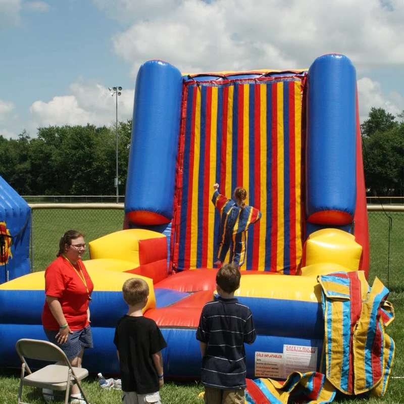 Bảng dán tường trò chơi inflatable ngoài trời, tường dính vui nhộn inflatable với bộ đồ