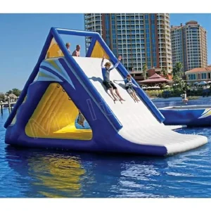 Trampoline flottant gonflable en forme de triangle d'été pour parcs aquatiques
