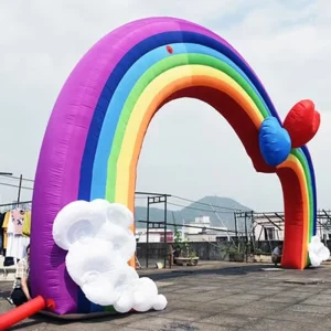 Arco gonfiabile gigante colorato con nuvole e cuori, perfetto per feste, eventi Pride e festival