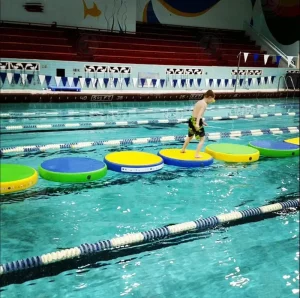 Water Amusement Speelgoed Opblaasbaar Drijvend Platform Wiggle Bridge Opblaasbaar Drijvend Waterpark Wiggle Bridge voor Openbare Zwembad