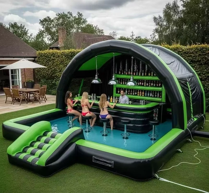 Bar de piscina inflável gigante para adultos no quintal de casa