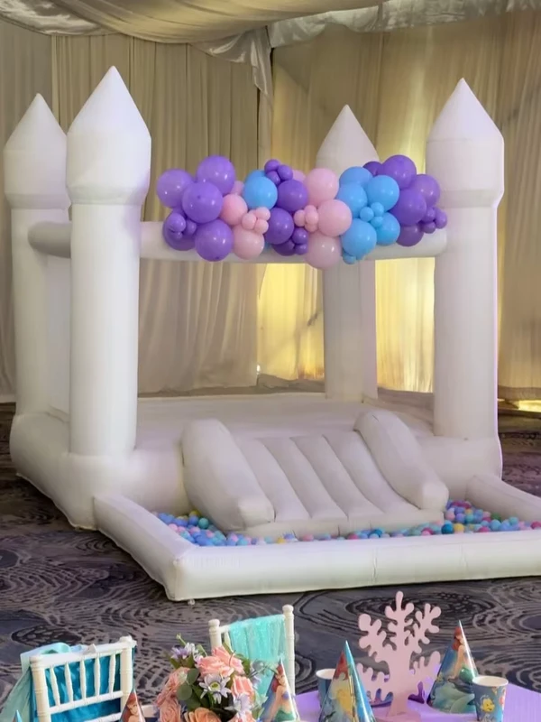 Rumah Loncat Inflatable Putih dengan Seluncuran dan Kolam Bola Kelas Komersial untuk Pesta Ulang Tahun Anak