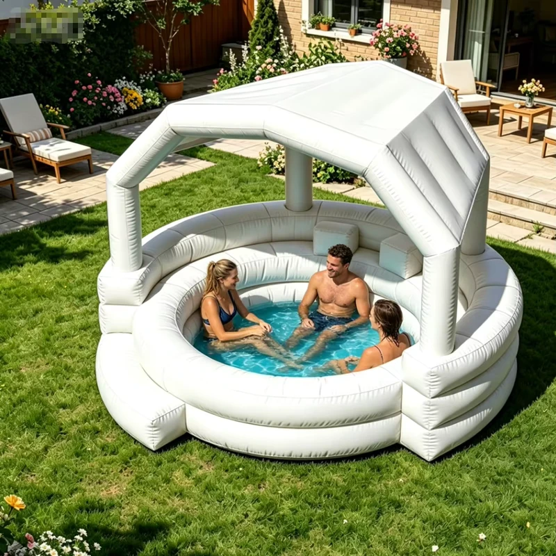 Piscina inflable blanca con salón inflable en el techo y asientos integrados para juegos acuáticos familiares en el jardín