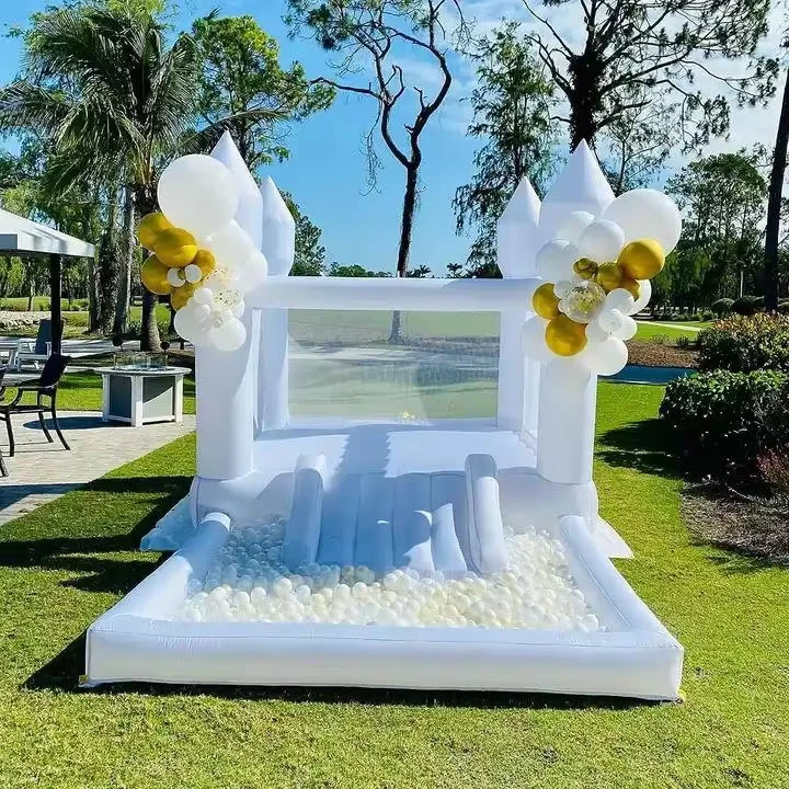 Castello Gonfiabile Bianco per Matrimoni con Materiale PVC, Dimensioni Personalizzabili, Logo Ricamato per Uso Commerciale all'Aperto