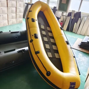 Kapal Arung Jeram Inflatable Whitewater untuk Memancing dan Bermain Air dengan Lantai Slat Arung Jeram Putih